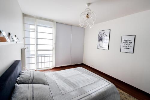 un salon avec un lit et une fenêtre dans l'établissement Grand appartement T2, lumineux, au calme, au pied des Calanques, proche Mer, à Marseille