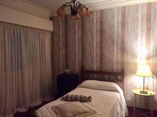 ein Schlafzimmer mit einem Bett, zwei Tischen und einer Lampe in der Unterkunft 0321 Apartment in Carballo in Carballo