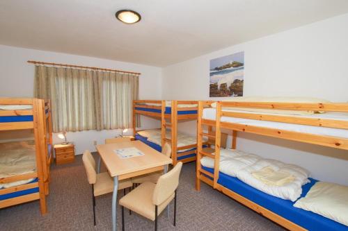 Krevet ili kreveti na kat u jedinici u objektu Familienzimmer-mit-Gemeinschaftsbad-fuer-6-Personen-auf-Ruegen-H5Zi1