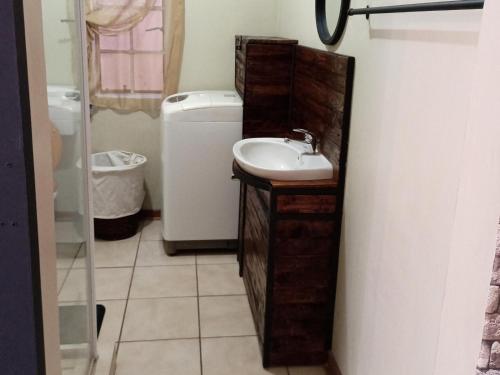 y baño con lavabo y aseo. en Kalahari Kaja, en Kuruman