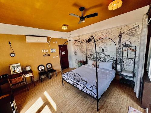 a bedroom with a bed and a wall mural at 綠島寧靜海潛水-城堡館 Twinkleocean diving hostel in Green Island
