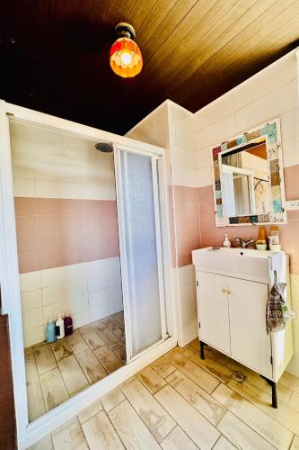 a bathroom with a sink and a mirror at 綠島寧靜海潛水-城堡館 Twinkleocean diving hostel in Green Island