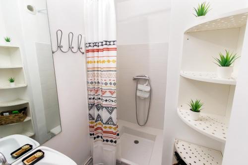 une salle de bain avec douche et toilettes dans l'établissement Grand appartement T2, lumineux, au calme, au pied des Calanques, proche Mer, à Marseille