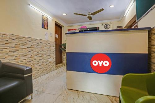 Stazione di servizio AIya con bancone in camera di OYO Hotel Dreamland Residency a Nuova Delhi