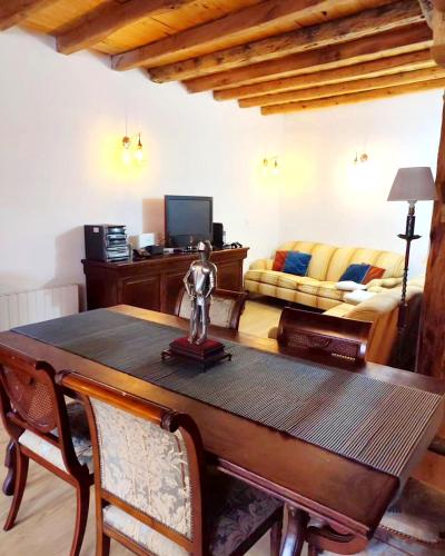 Телевизор и/или развлекательный центр в Casa Rural Casona Camino Pedraza - 4 Estrellas