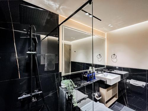 Koupelna v ubytování Trophy - Luxury Canal View Suites.