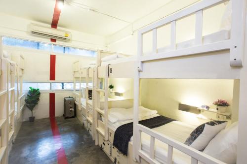 Postel nebo postele na pokoji v ubytování Qilombo Hostel Silom - HQ