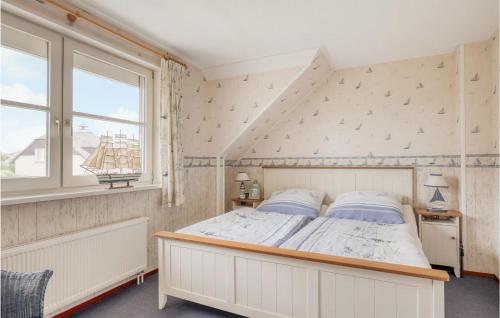 een slaapkamer met een groot bed op zolder bij Ocean Front Home In Makkum With House A Panoramic View in Makkum