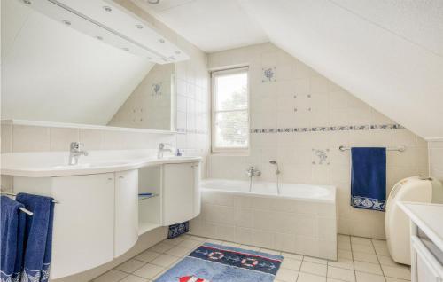 een witte badkamer met een bad, een wastafel en een bad bij Ocean Front Home In Makkum With House A Panoramic View in Makkum