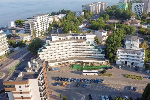 ママイアにあるHotel Condorの駐車場付き建物の空中ビュー