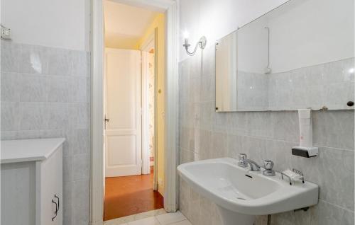 Bilik mandi di Amazing Apartment In Mercenasco With Wifi