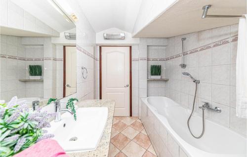 Ванная комната в Beautiful Apartment In Kastel Stafilic With Sauna