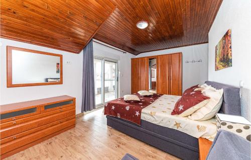 Krevet ili kreveti u jedinici u objektu Nice Apartment In Kastel Stafilic With 3 Bedrooms, Sauna And Outdoor Swimming Pool