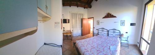 ein Schlafzimmer mit einem Bett in einem Zimmer in der Unterkunft Azienda agricola biologica Le Lucciole in Bertinoro