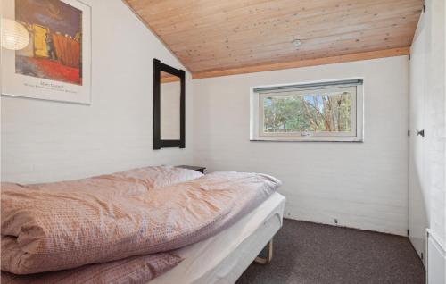 una camera con un letto in una stanza con una finestra di Lovely Home In Hurup Thy With Wifi a Sønder Ydby