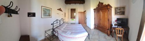 1 dormitorio con 1 cama y vestidor en una habitación en Azienda agricola biologica Le Lucciole, en Bertinoro