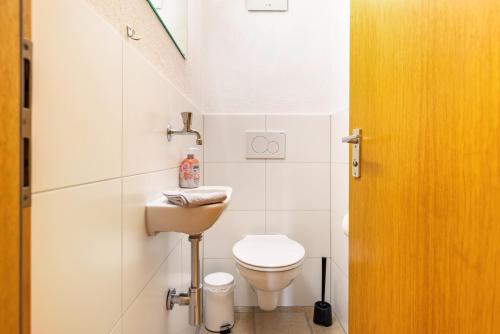 a small bathroom with a toilet and a sink at Ferienwohnungen Metzgerpost in Altensteig