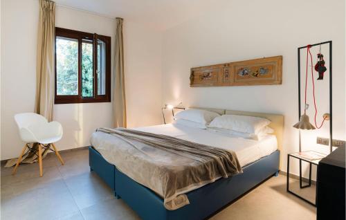 een slaapkamer met een bed, een stoel en een raam bij 3 Bedroom Awesome Home In Ragusa in Ragusa