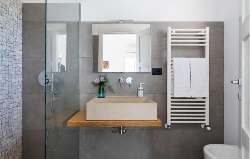 bagno con lavandino e doccia in vetro di 3 Bedroom Awesome Home In Ragusa a Ragusa
