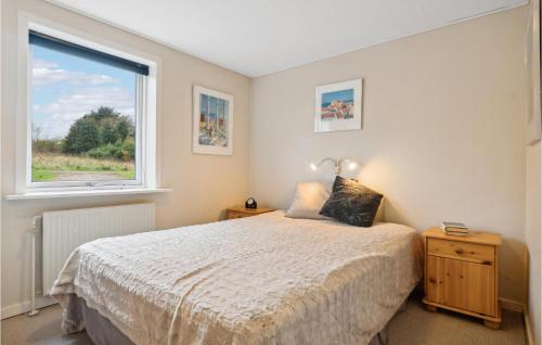 sypialnia z łóżkiem i dużym oknem w obiekcie Beautiful Home In Hurup Thy With Wifi w mieście Doverodde