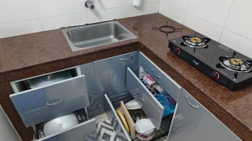 Dapur atau dapur kecil di D2Stay Homestay 2Bhk Near Paltan Bazar