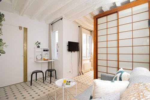 un salon avec un canapé et une table dans l'établissement cosy studio#heart of Le Marais.2, à Paris