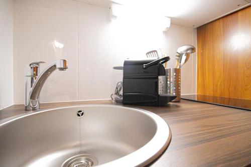 - un comptoir de cuisine avec évier et cafetière dans l'établissement cosy studio#heart of Le Marais.2, à Paris