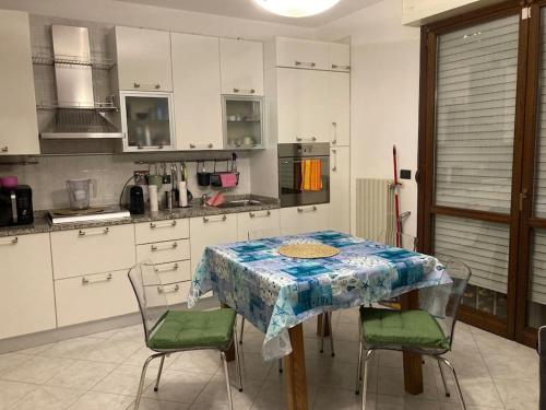 une cuisine avec une table, deux chaises et une table sidx sidx dans l'établissement Civico 14 a Bologna, à Castel Maggiore
