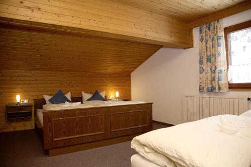 ガシュルンにあるHaus Trantrauasの木製の天井が特徴のベッドルーム1室(ベッド2台付)