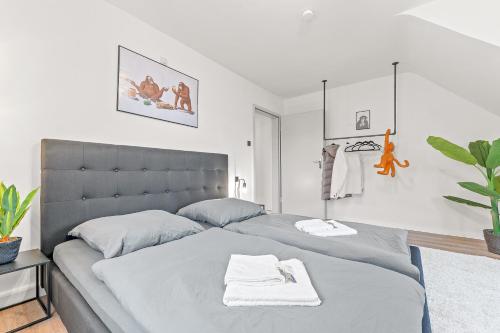 Säng eller sängar i ett rum på Das CRAZY MONKEY LOFT mit 70qm in Heilbronn-City