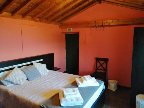 sypialnia z łóżkiem z dwoma ręcznikami w obiekcie Cantinho da Terra Alta w mieście Santo Amaro