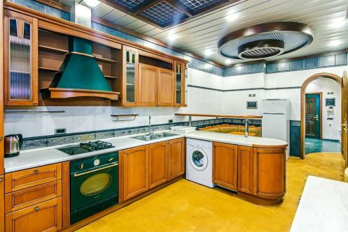 Ett kök eller pentry på Apartment Caspian Lux