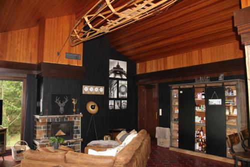 a living room with a couch and a clock on the wall at Ferienhaus Auszeyt für Zwei in Waldeck