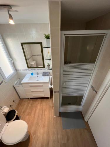 bagno con doccia e lavandino bianco di Apartamento La Duna a Sierra Nevada
