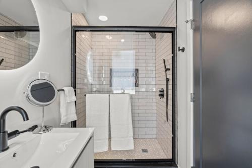 Koupelna v ubytování E Passyunk Ave 1 BR Gem - Prime Location!
