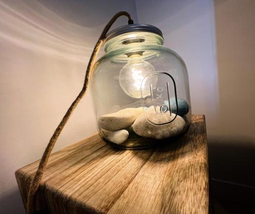 un bocal en verre contenant un animal farci dans l'établissement Villa Saint Jacques, Appart La Mer, au Tréport