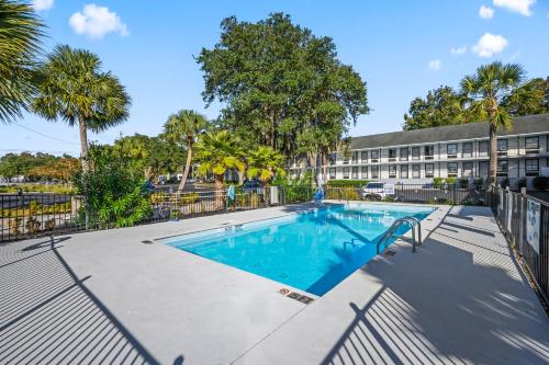 uma piscina em frente a um edifício em Charleston Creekside Inn em Charleston