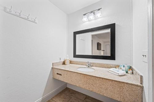 uma casa de banho com um lavatório e um espelho em Charleston Creekside Inn em Charleston