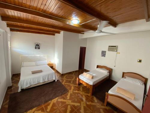 duży pokój z 2 łóżkami i kanapą w obiekcie Leosan departamento w mieście Puerto Iguazú