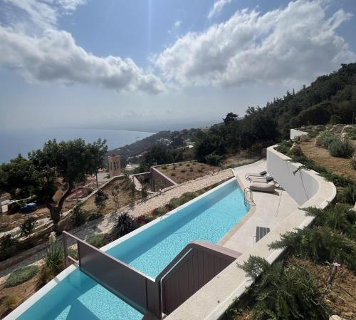 Bazén v ubytování Plethora Luxury Suites nebo v jeho okolí