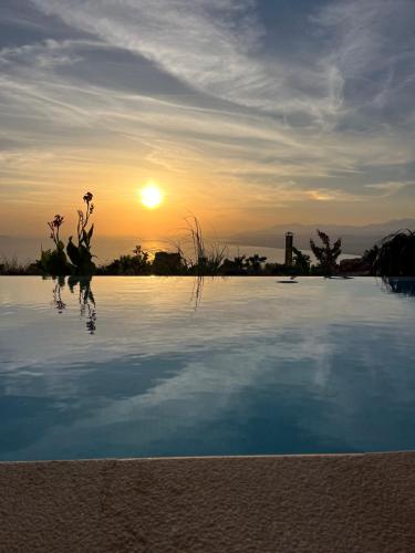 Bazén v ubytování Plethora Luxury Suites nebo v jeho okolí