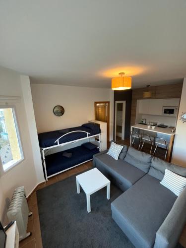 un soggiorno con divano e letto di Apartamento La Duna a Sierra Nevada