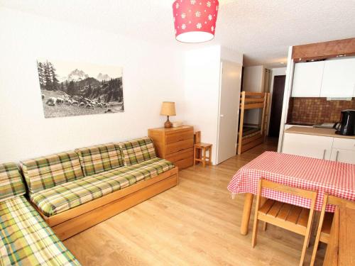 un salon avec un canapé et une table dans l'établissement Studio cosy avec coin montagne, proche pistes et commodités, piscine et jardin, La Salle-les-Alpes - FR-1-330F-98, à Serre Chevalier