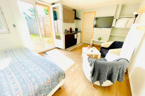 1 dormitorio con 1 cama y sala de estar en SECRET GARDEN parking hyper centre & calme, en Claye-Souilly