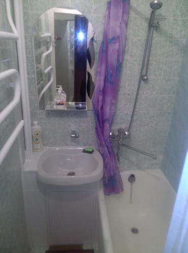 La salle de bains est pourvue d'un lavabo, de toilettes et d'un miroir. dans l'établissement 1к Квартира бульвар Котляревського, бульвар Праці буд 1, à Kiev