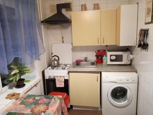 a small kitchen with a sink and a washing machine at 1к Квартира бульвар Котляревського, бульвар Праці буд 1 in Kyiv