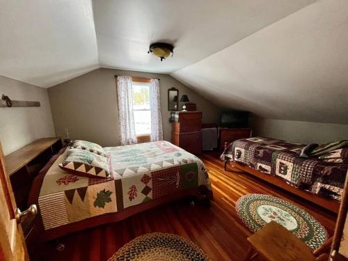 Postel nebo postele na pokoji v ubytování Moose Riverside Bungalow 3BR Home Old Forge NY
