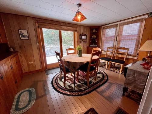 舊福奇的住宿－Moose Riverside Bungalow 3BR Home Old Forge NY，一间用餐室,在房间内配有桌椅