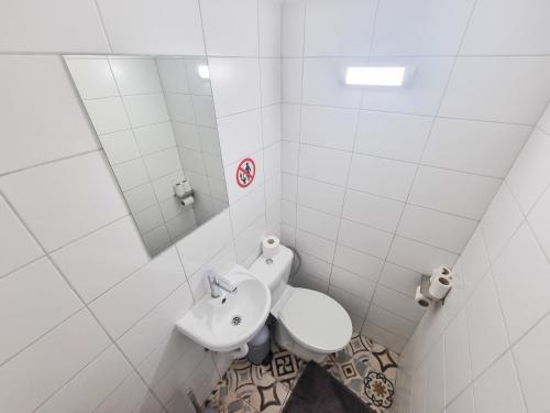 Ванная комната в Larnaca Garden Rooms