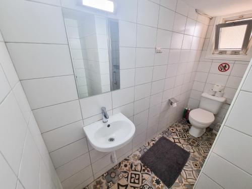 Ванная комната в Larnaca Garden Rooms